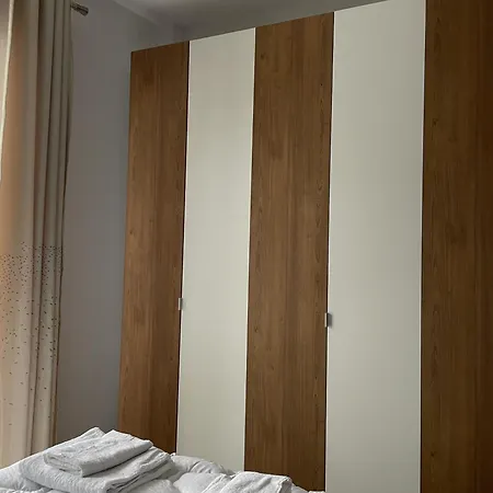 Plis Myslym Shyri Apartament